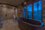 River Joy Lodge: Master Bathroom